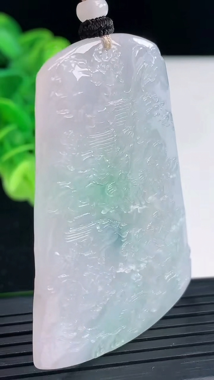 天然A货翡翠山水牌吊坠尺寸57.6-40.6-5.2重量:29.03g
4月19日