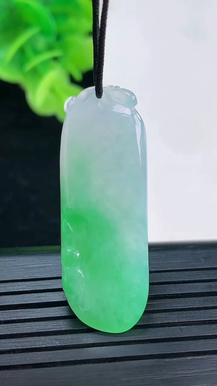 天然A货翡翠福瓜吊坠尺寸36.6-13.4-7.1重量:7.77g
4月19日