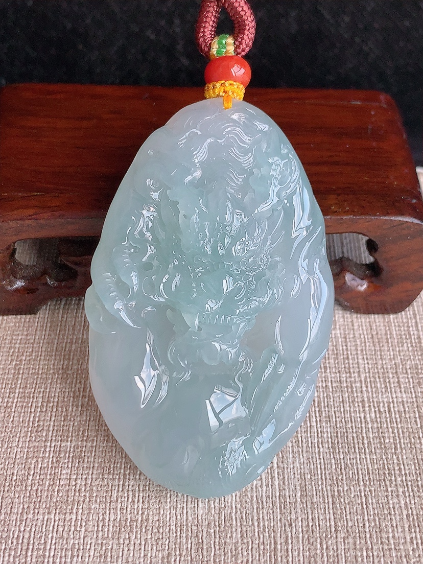 天然A货翡翠晴水龙牌吊坠 
尺寸63-39.5-11.8mm 重量61.00g 0418