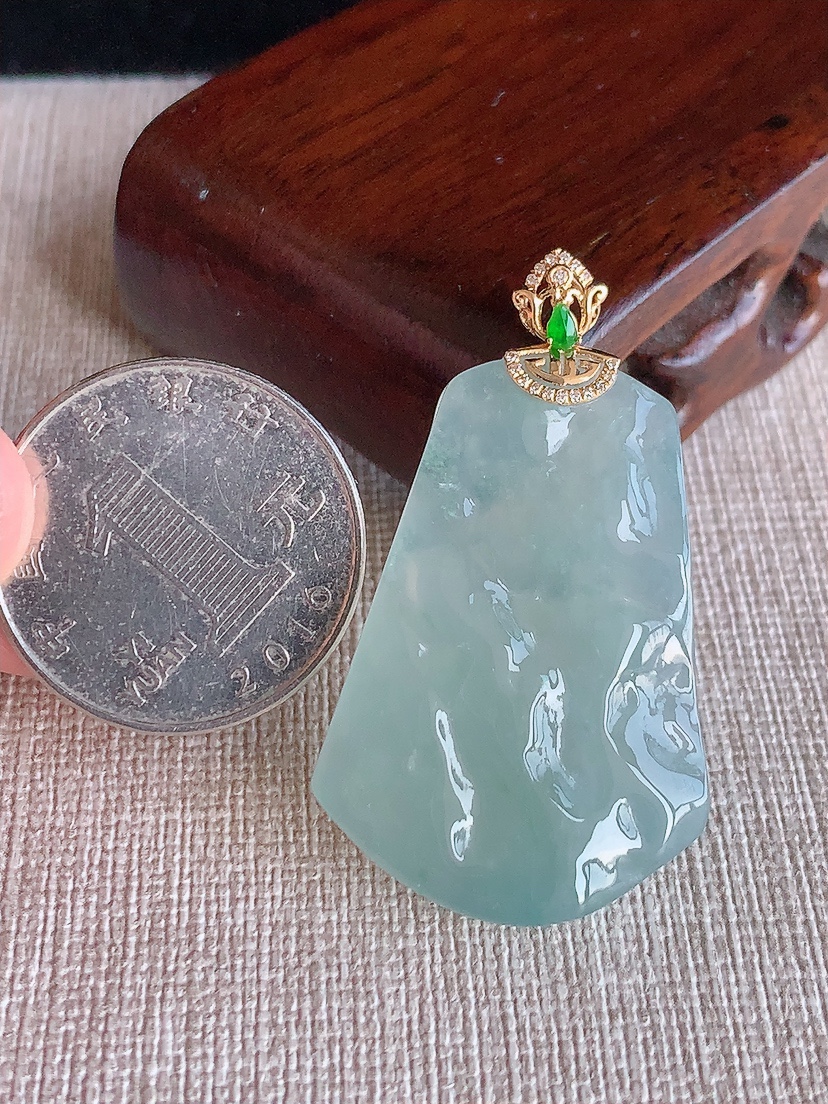 天然A货翡翠18K金镶嵌晴水随形吊坠 
尺寸43-36.4-25.2-5.8mm 重量10.90g 0418