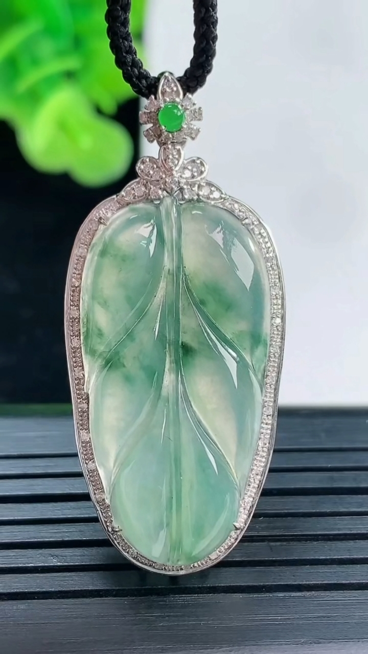 天然A货翡翠种飘花金枝玉叶 叶子吊坠尺寸41.6-18.2-7.2裸石28.8-15.6重量:4.93g
4月19日