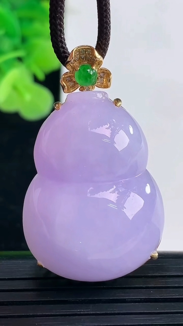 天然A货翡翠18K金紫罗兰葫芦吊坠尺寸38.6-23.8-13重量:16.39g
4月19日