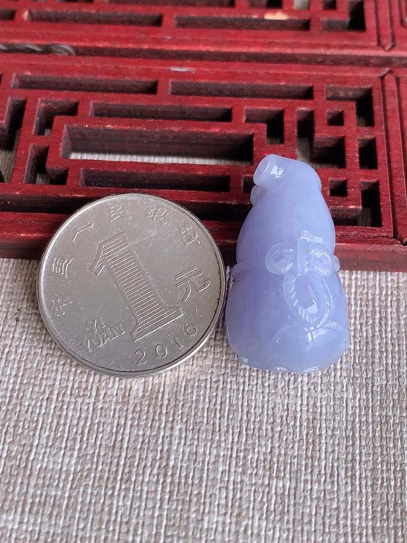 天然A货翡翠紫罗兰立体葫芦吊坠 
尺寸27.6-15.5-13.6mm 重量9.73g 0418