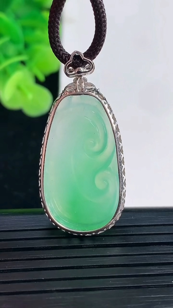 天然A货翡翠如意吊坠尺寸37.2-17.5-6.2裸石28.8-16重量:4.34g
4月19日