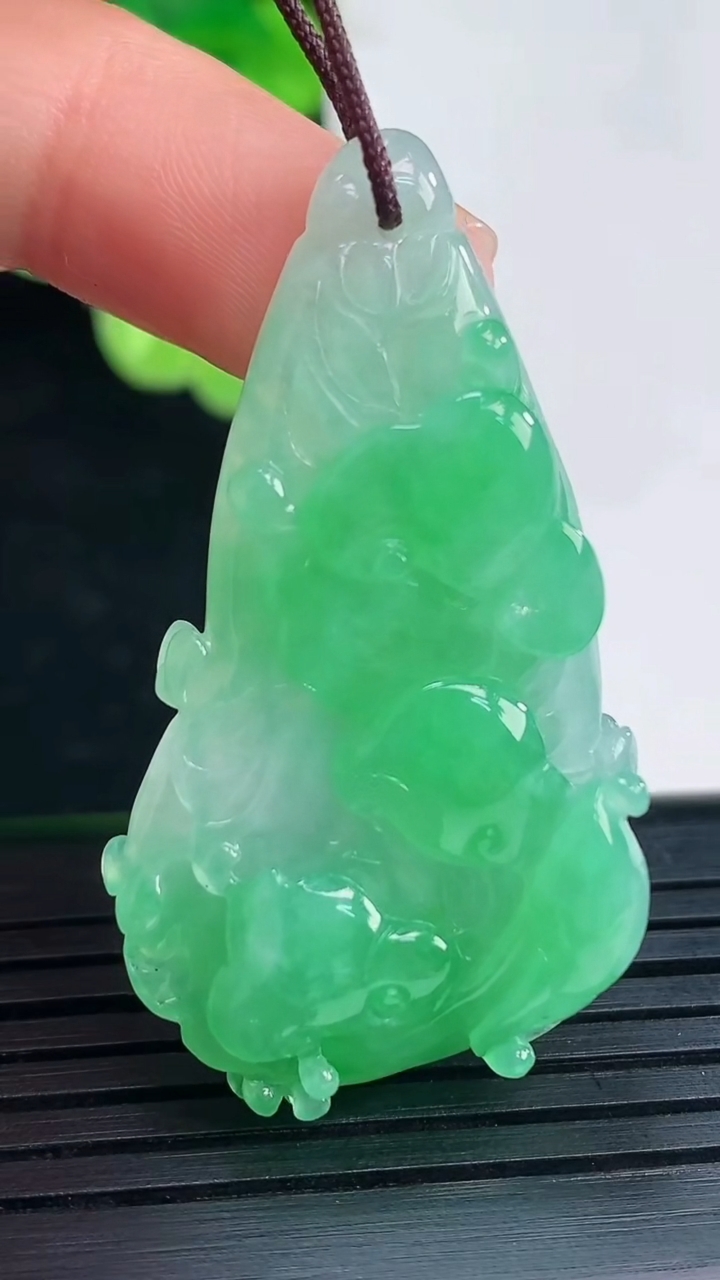 天然A货翡翠白菜吊坠尺寸43.6-23.6-8.6重量:10.99g
4月19日