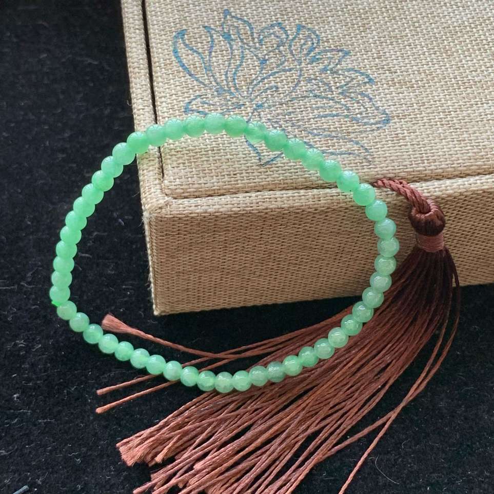 A货天然翡翠冰糯种满绿小米珠手链重量3.72
4月19日