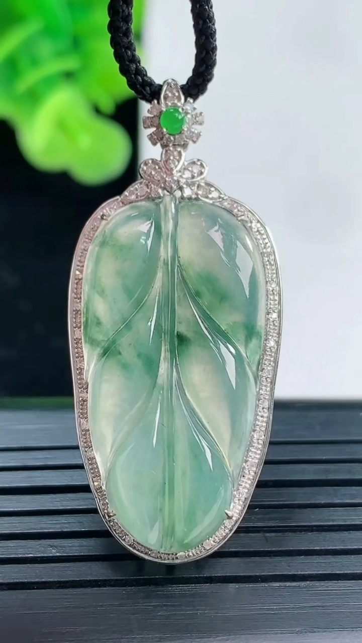 天然A货翡翠种飘花金枝玉叶 叶子吊坠尺寸41.6-18.2-7.2裸石28.8-15.6重量:4.9