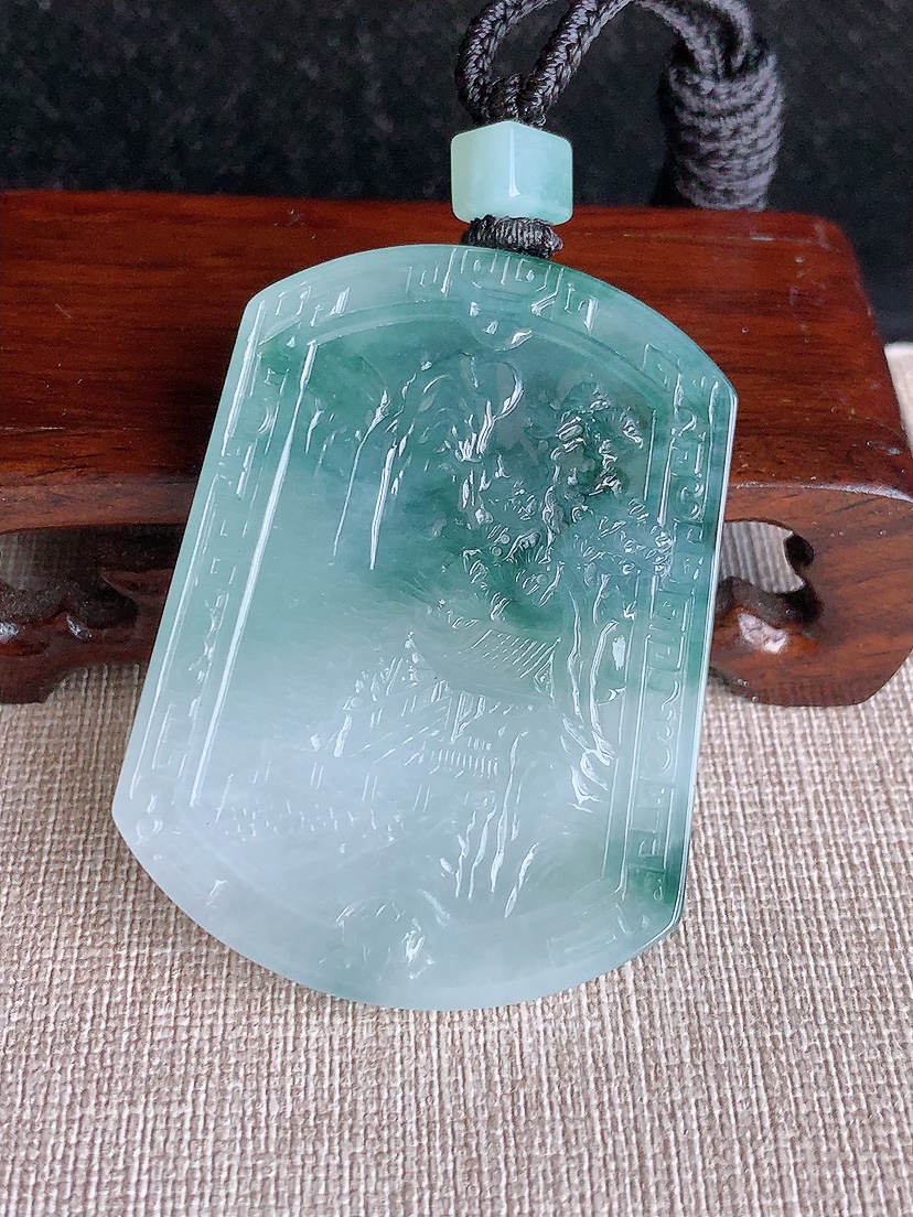 天然A货翡翠飘花意境山水牌吊坠 
尺寸55-41-5.5mm 重量37.15g 0418