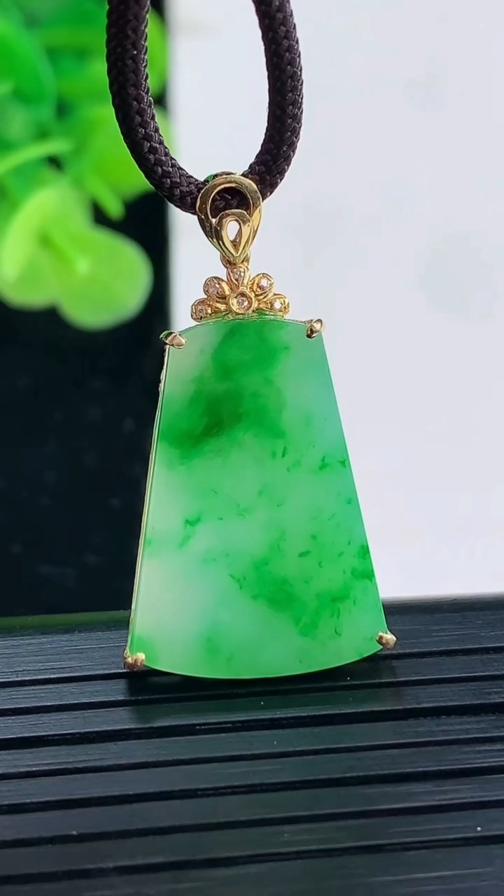 天然A货翡翠无事牌吊坠尺寸23.3-18-4重量:3.40g
4月19日