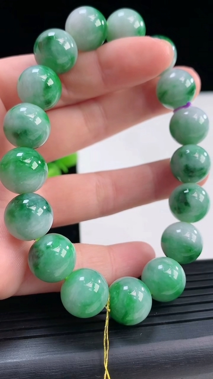 天然A货翡翠圆珠手串尺寸12.1-17颗重量:53.55g4月19日
工厂直销收藏佳品,种好水足，色泽均匀，有种有色，上手高大气！