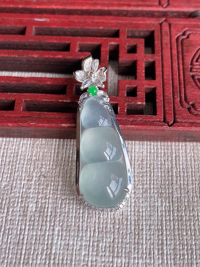 天然A货翡翠18K金伴钻镶嵌晴水四季豆福豆平安豆吊坠 
尺寸34.8-12-7裸石23.5-10.5mm 重量3.50g 0418