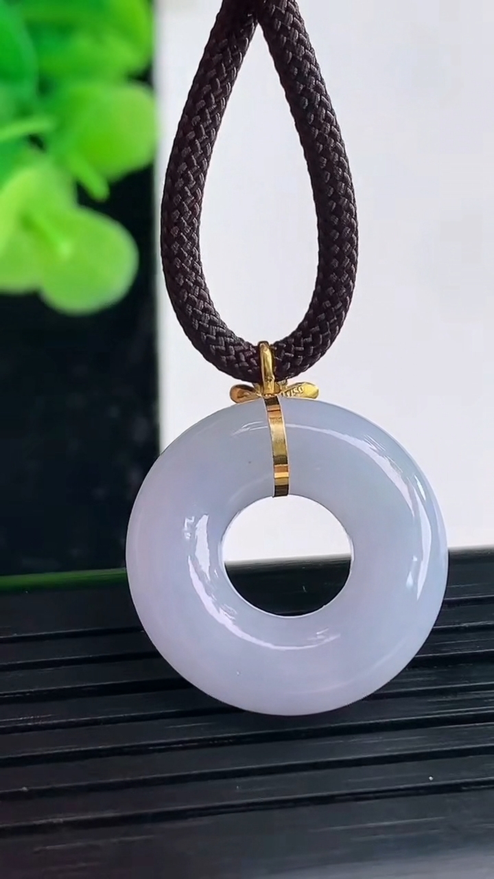 天然A货翡翠18K金紫罗兰平安环吊坠尺寸20.2-5.5重量:4.27g
4月19日