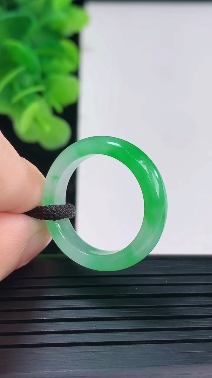 天然A货翡翠指环戒指尺寸18.6-5.5-3.1重量:3.54g2026年4月19日
工厂直销收藏佳