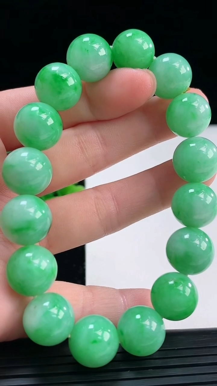 天然A货翡翠圆珠手串尺寸12.4-16颗重量:57.12g4月19日
工厂直销收藏佳品,种好水足，色泽均匀，有种有色，上手高大气！