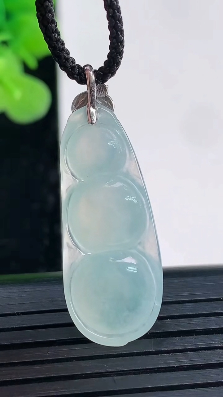 天然A货翡翠福豆吊坠尺寸31.1-12.7-5.2重量:3.48g
4月19日