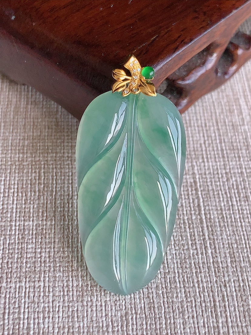 天然A货翡翠18K金镶嵌晴水飘花叶子金枝玉叶吊坠 
尺寸43-36.8-19.8-3.8mm 重量6.00g 0418