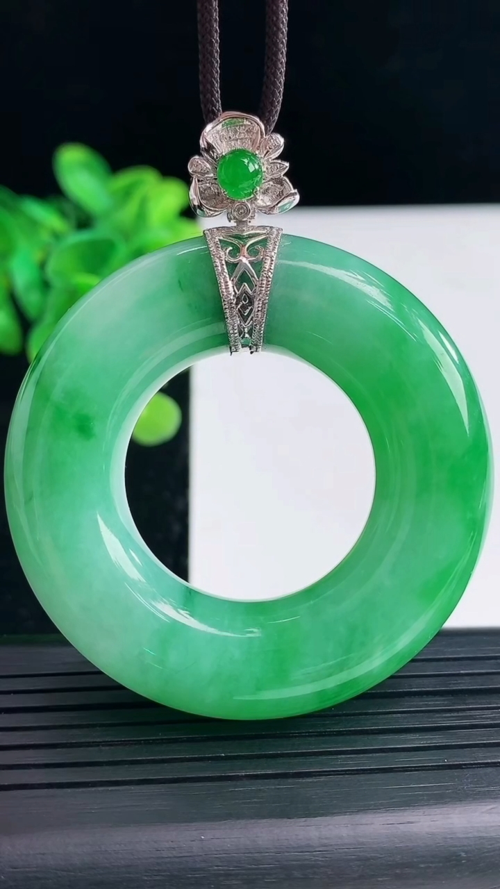 天然A货翡翠平安环吊坠尺寸54-12.2重量:59.40g
4月19日