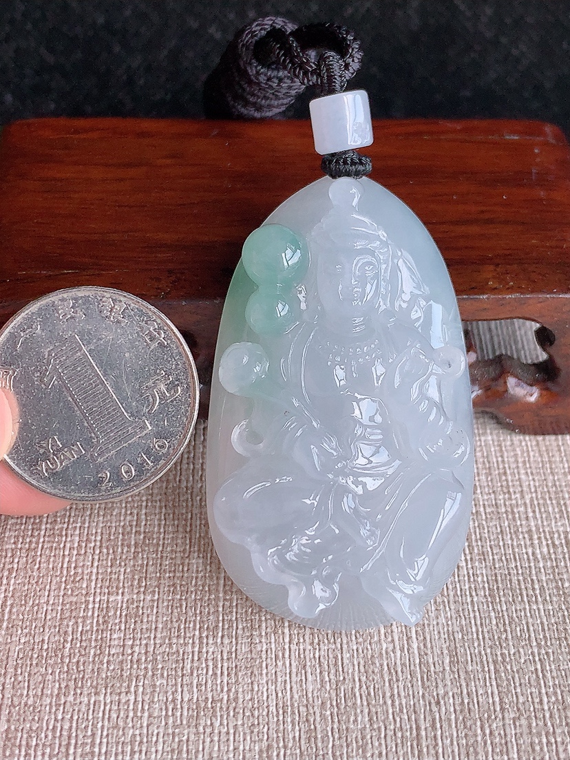 天然A货翡翠飘花自在观音吊坠 
尺寸52.3-31-11.5mm 重量41.58g 0418