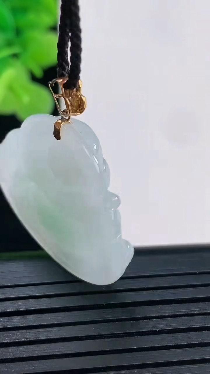 天然A货翡翠佛公吊坠尺寸26.3-30.1-6.5重量:7.77g
4月19日