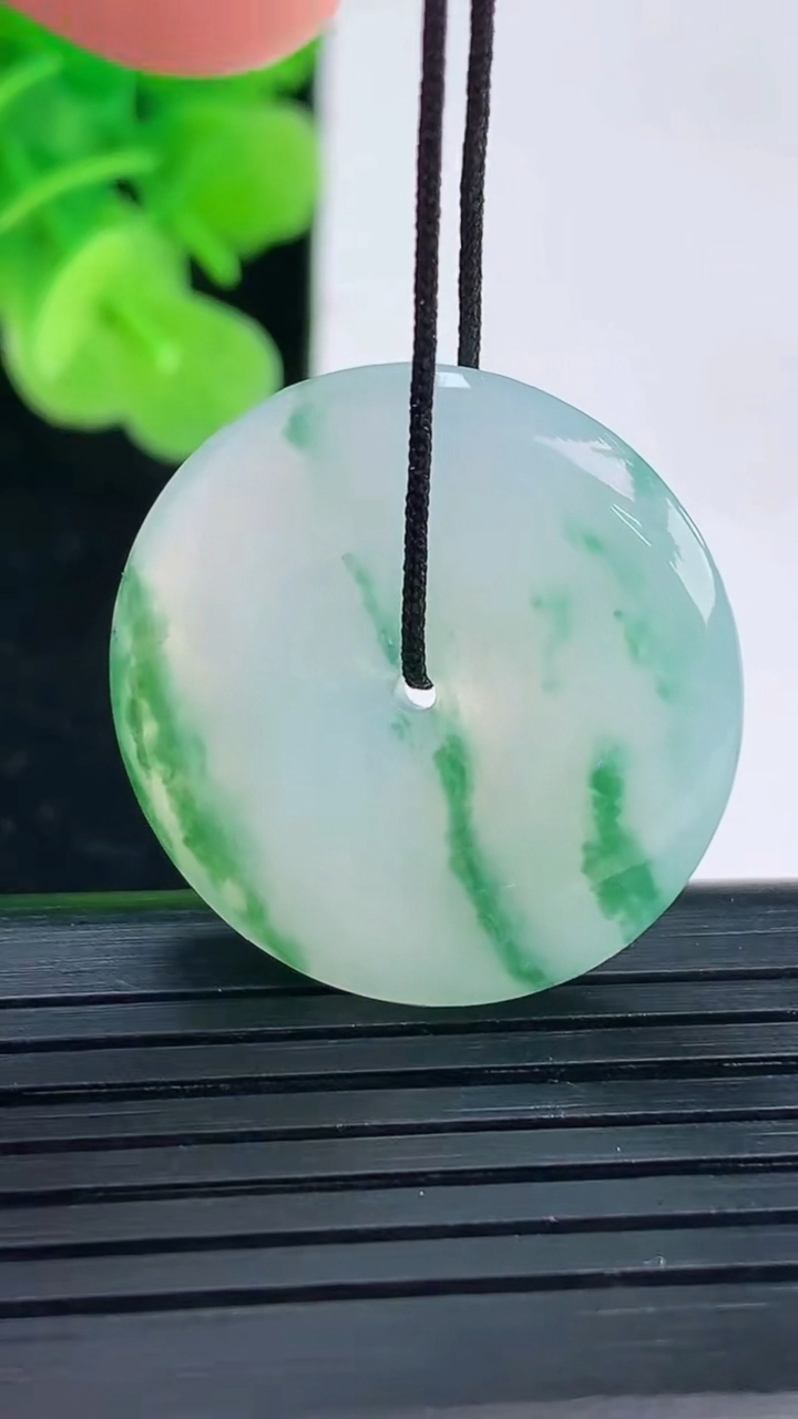 天然A货翡翠冰种飘花平安扣吊坠尺寸25.9-5.8重量:7.94g
4月19日