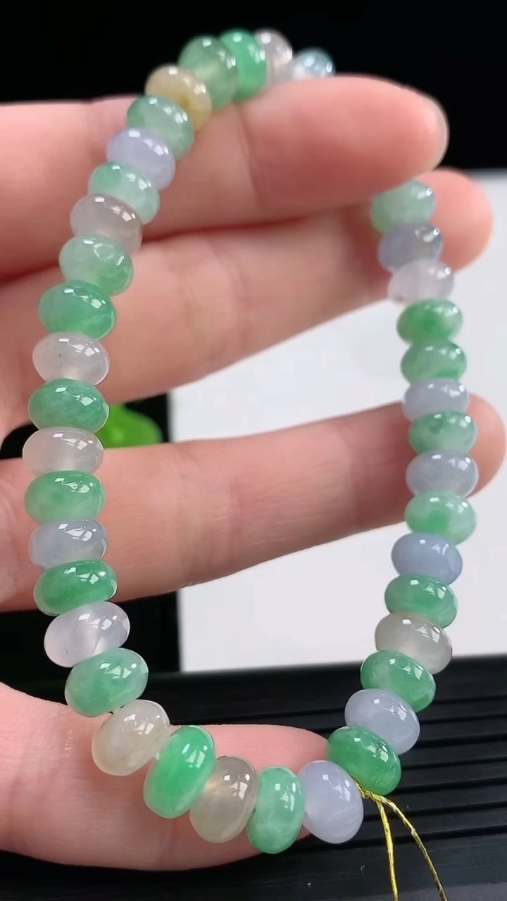 天然A货翡翠三彩算盘珠手串尺寸6.7-4.4-42颗重量:18.68g4月19日
工厂直销收藏佳品,