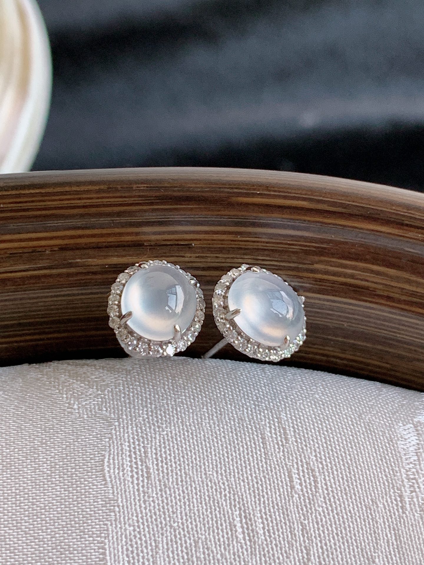 天然A货翡翠18K金伴钻镶嵌白冰白月光蛋面耳钉 
尺寸6.5-5.7mm 重量1.28g 0418