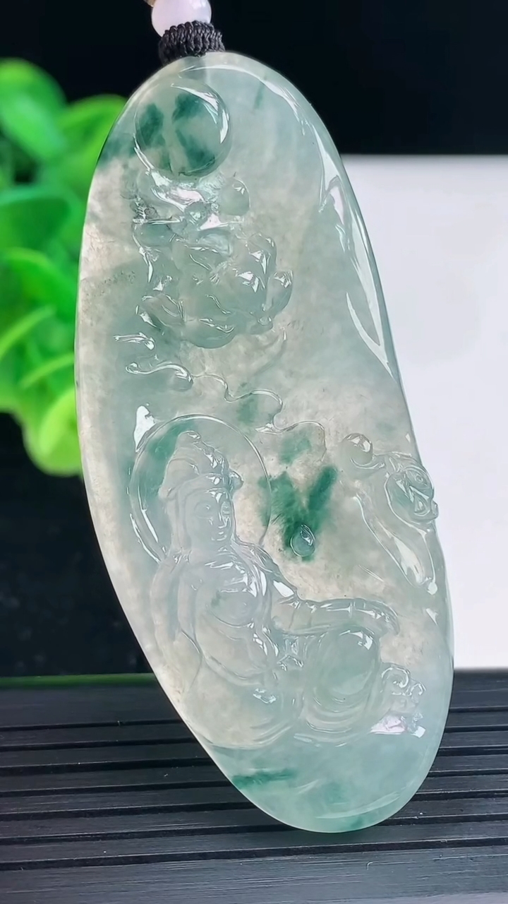 天然A货翡翠冰种飘花观音菩萨吊坠尺寸66.9-28.8-5.6重量:21.75g
4月19日