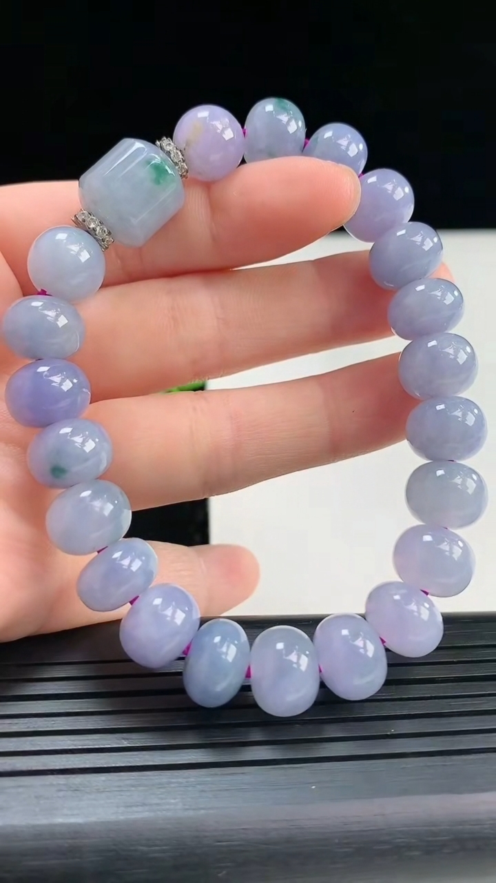天然A货翡翠紫罗兰算盘珠手串尺寸9.9-8.1-21颗重量:41.00g4月19日
工厂直销收藏佳品,种好水足，色泽均匀，有种有色，上手高大气！