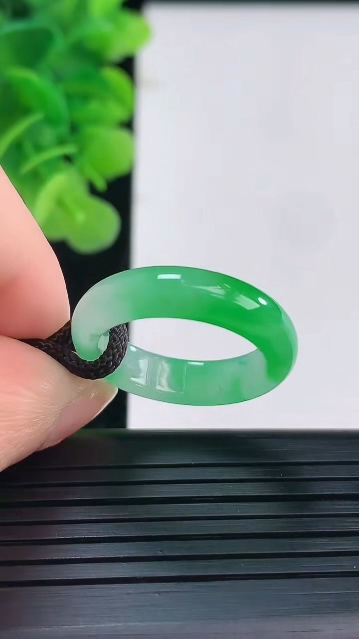 天然A货翡翠指环戒指尺寸18.6-5.5-3.1重量:3.54g2026年4月19日
工厂直销收藏佳品,种好水足，色泽均匀，有种有色，上手高大气！