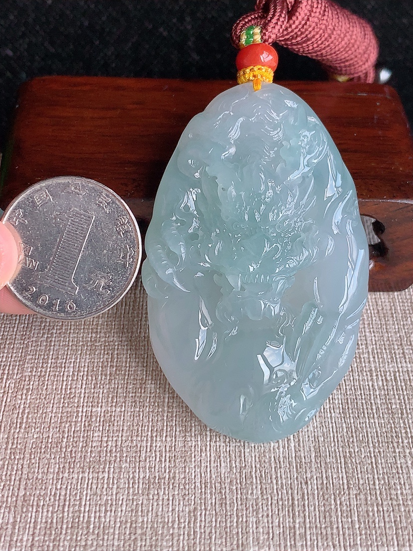 天然A货翡翠晴水龙牌吊坠 
尺寸63-39.5-11.8mm 重量61.00g 0418