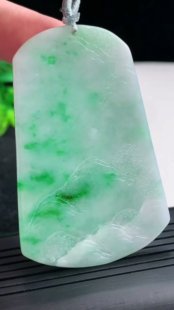 天然A货翡翠山水牌吊坠，尺寸64-42.5-5.5重量:33.90g
4月20日