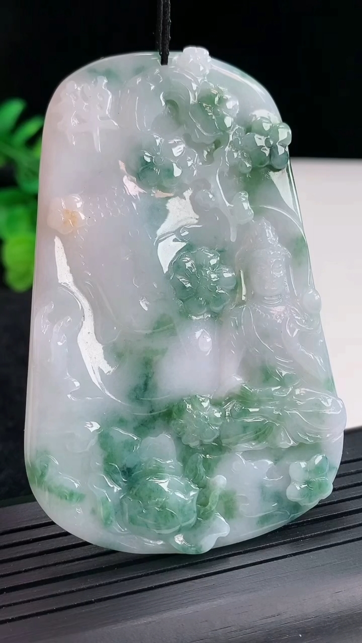 天然A货翡翠飘花一念之间吊坠，尺寸76-48.5-4.5重量:38.25g
4月20日