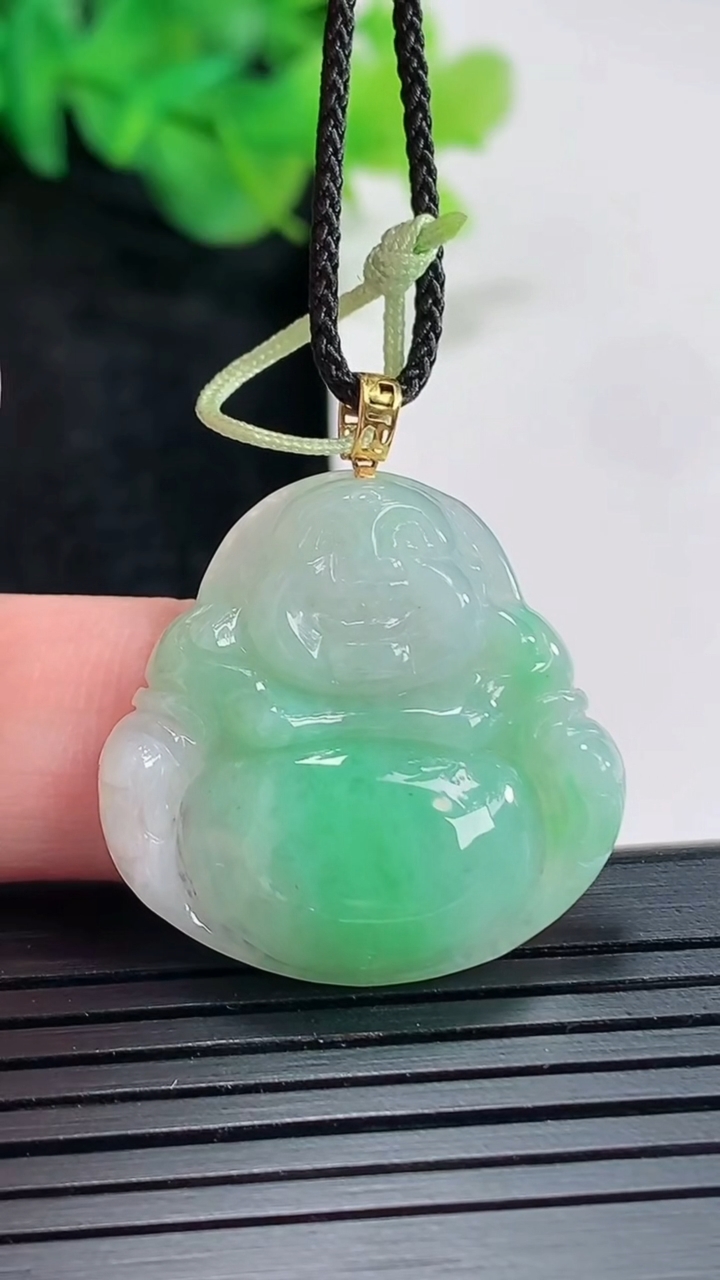 天然A货翡翠佛公吊坠，尺寸25.5-26-5.2重量:5.48g
4月20日