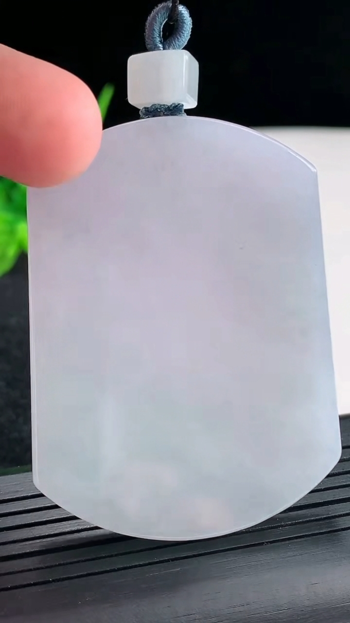 天然A货翡翠紫罗兰无事牌吊坠，尺寸56-42-5.8重量:42.61g
4月20日