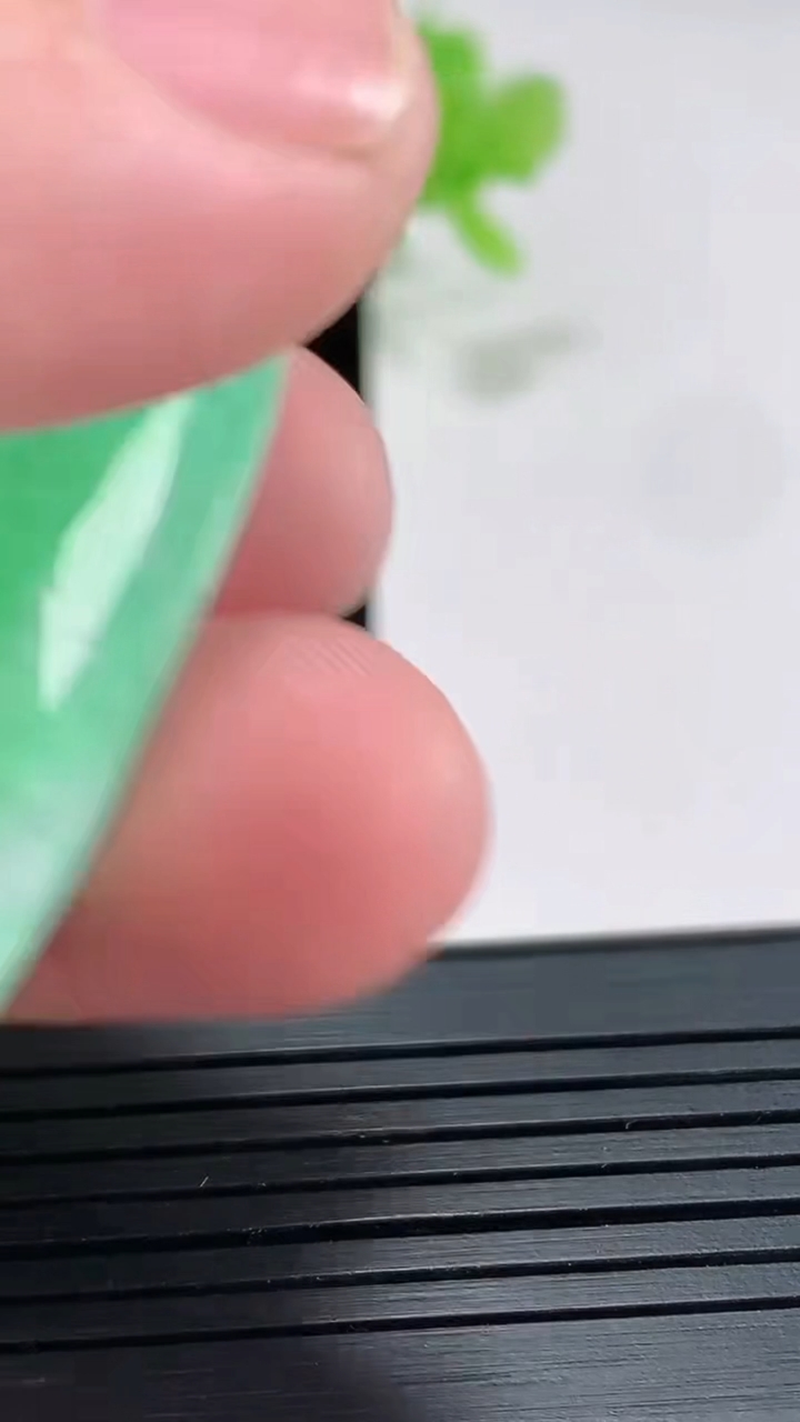 天然A货翡翠福瓜吊坠，尺寸44-17-10.5重量:13.08g
4月20日