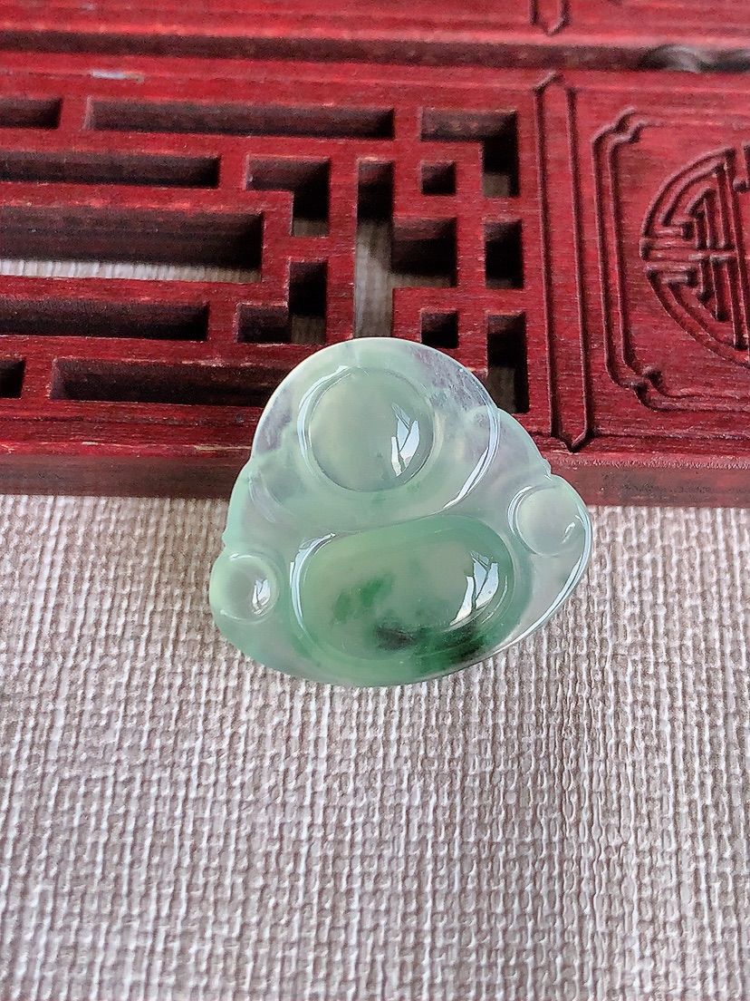 天然A货翡翠飘花佛公吊坠 
尺寸21-23.5-5.3mm 重量3.86g 0418