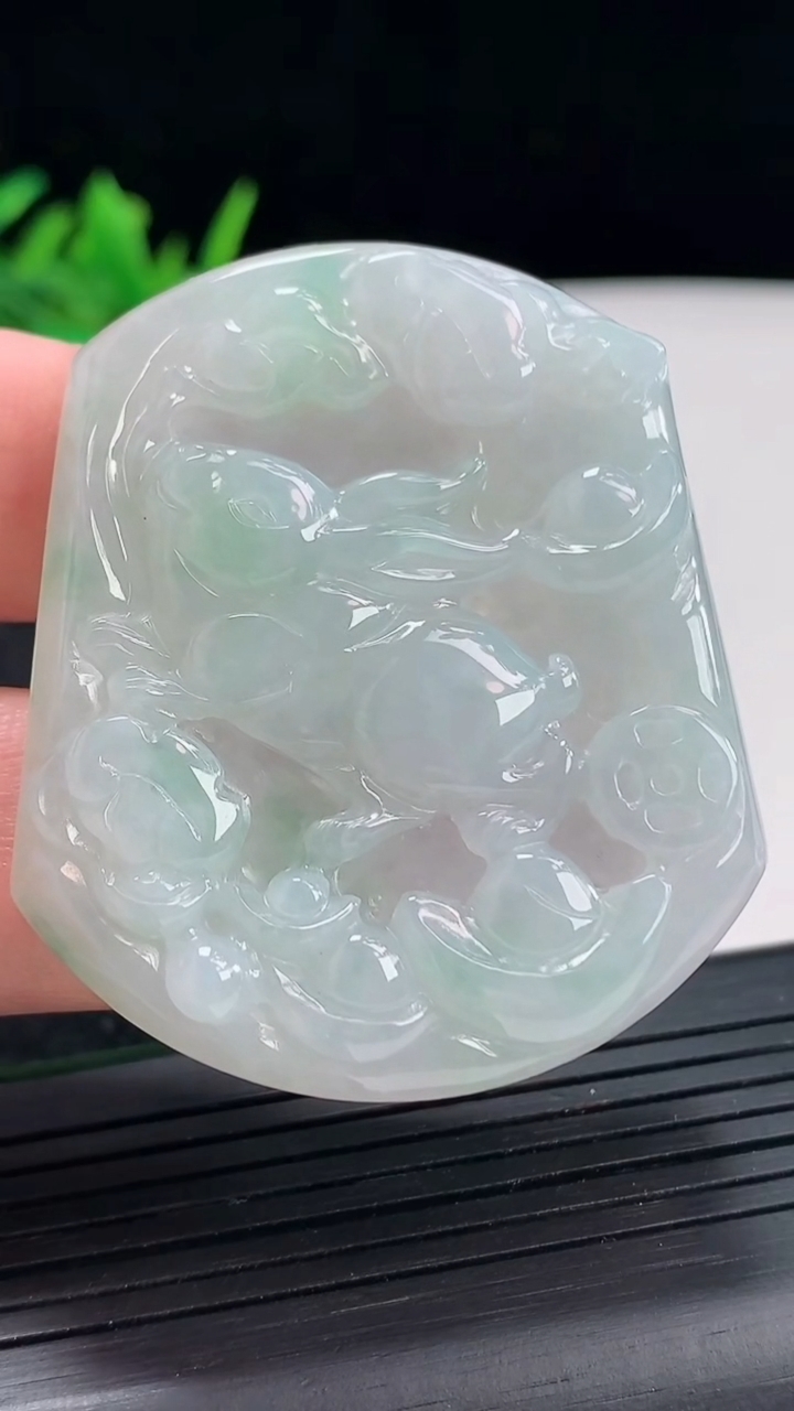 天然A货翡翠生肖兔吊坠，尺寸50-43-5.6重量:23.70g
4月20日