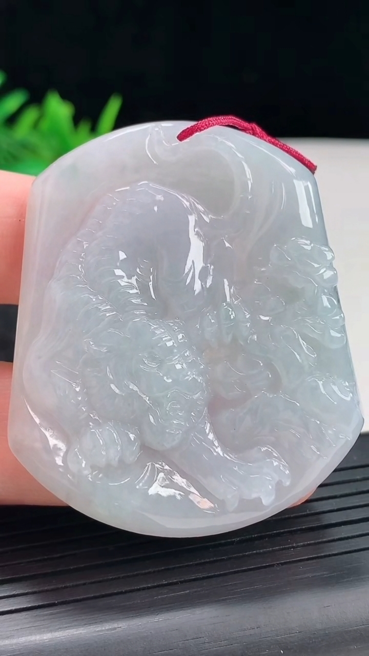 天然A货翡翠飘花生肖虎吊坠，尺寸54-46.5-4重量:25.85g
4月20日