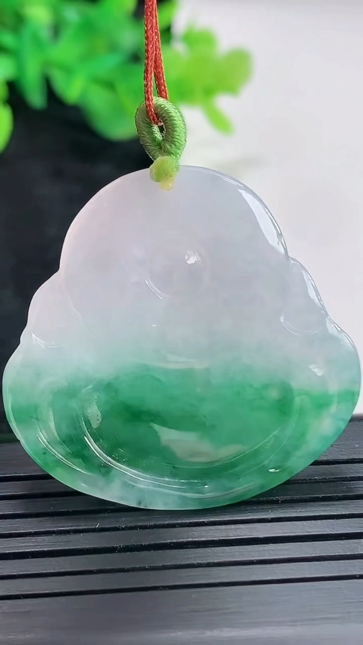 天然A货翡翠佛公吊坠，尺寸36.5-37.5-5.5重量:12.72g
4月20日