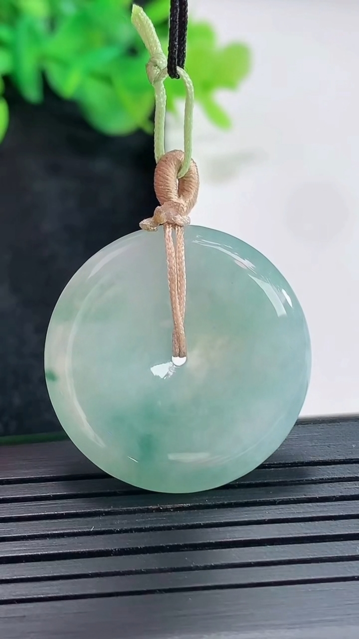 天然A货翡翠飘花平安扣吊坠，尺寸28-5.5重量:9.30g
4月20日