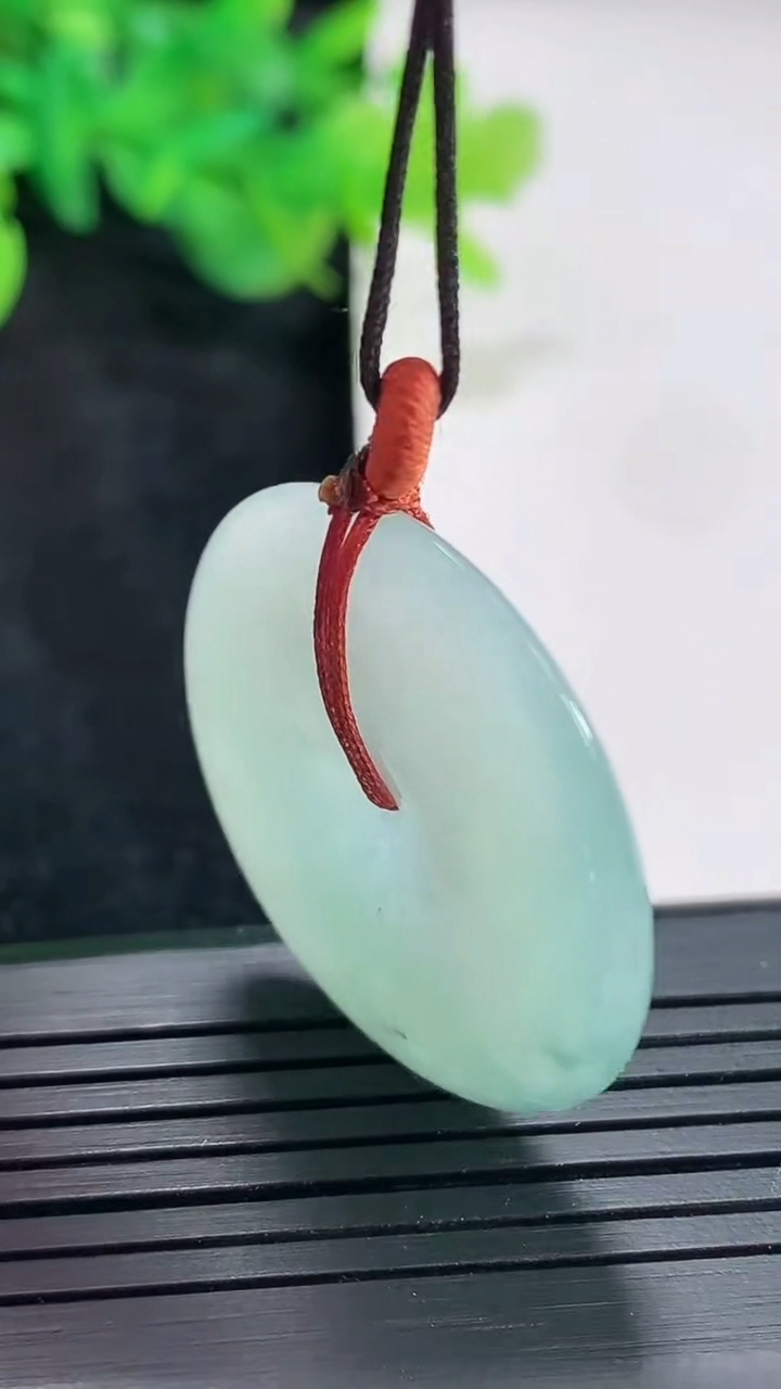 天然A货翡翠飘花平安扣吊坠，尺寸31-5.6重量:11.30g
4月20日