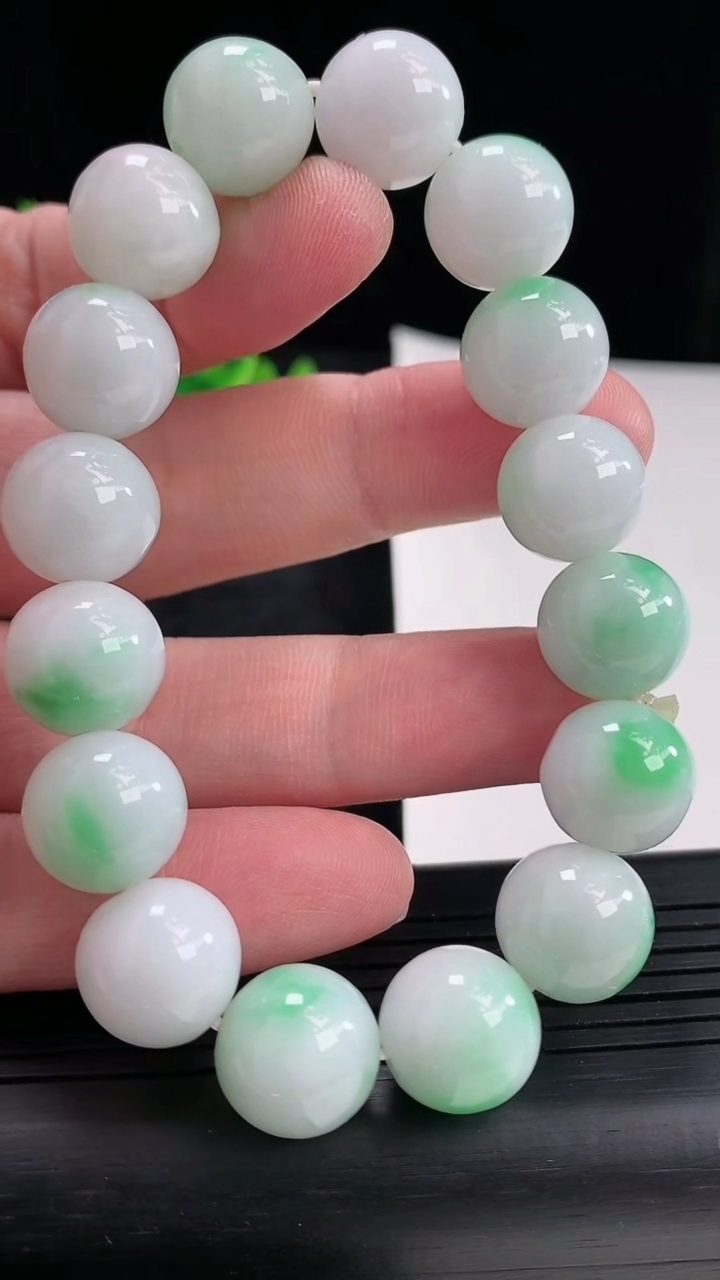 天然A货翡翠圆珠手串，尺寸13重:58.04g4744月20日
工厂直销收藏佳品,种好水足，色泽均匀，有种有色，上手高大气！