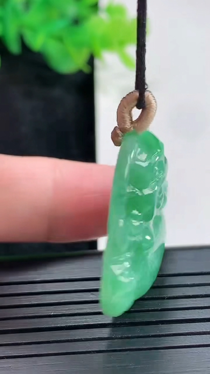 天然A货翡翠佛公吊坠，尺寸30.5-33-6.6重量:11.17g
4月20日
