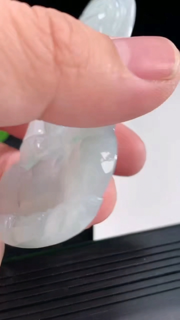 天然A货翡翠正装观音吊坠，尺寸72-44-4.6重量:31.90g
4月21日