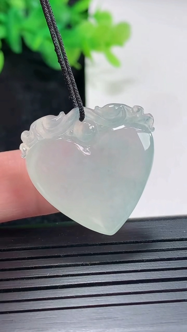 天然A货翡翠福瓜吊坠，尺寸26.5-28-8重量:9.64g
4月20日