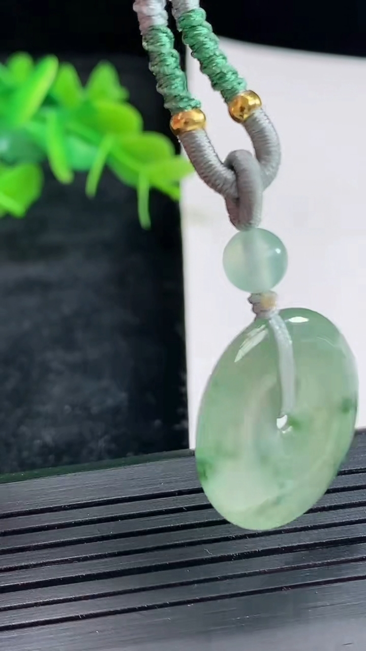 天然A货翡翠冰种飘花平安扣吊坠，尺寸23-3.6重:3.82g474
4月20日