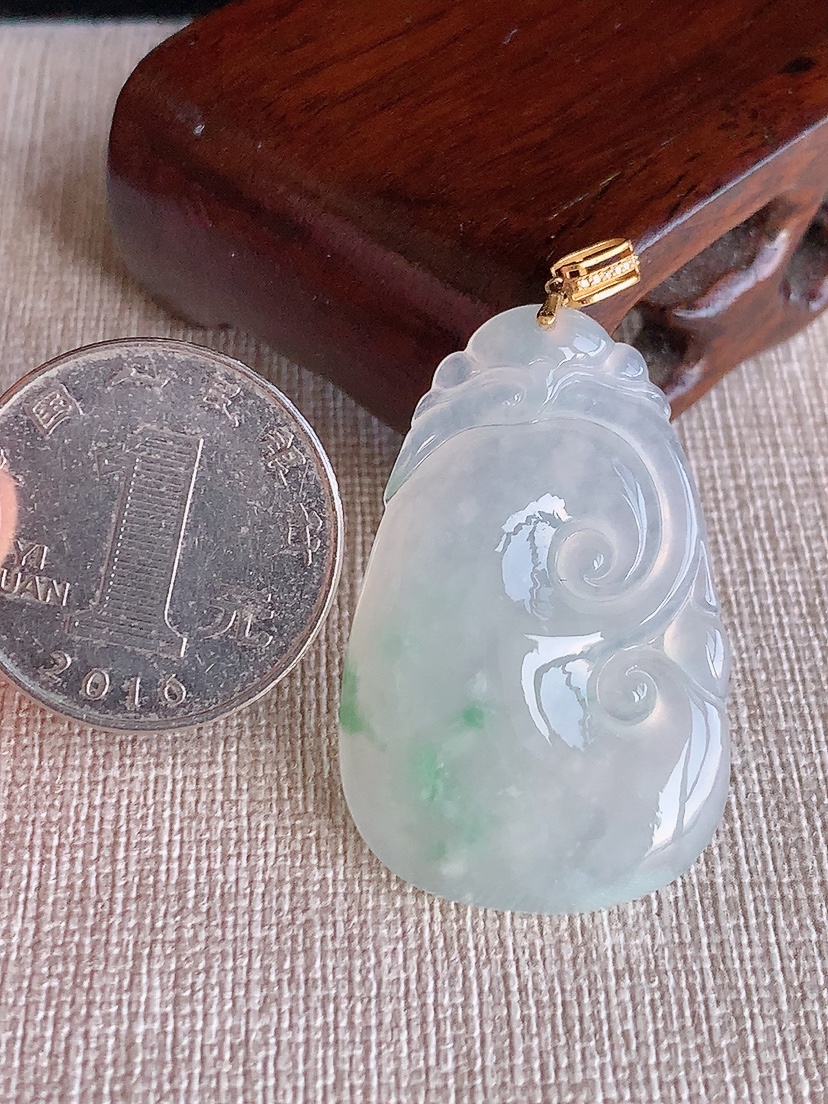 天然A货翡翠18K金扣头飘花如意吊坠 
尺寸37.3-24-4.8mm 重量7.66g 0418