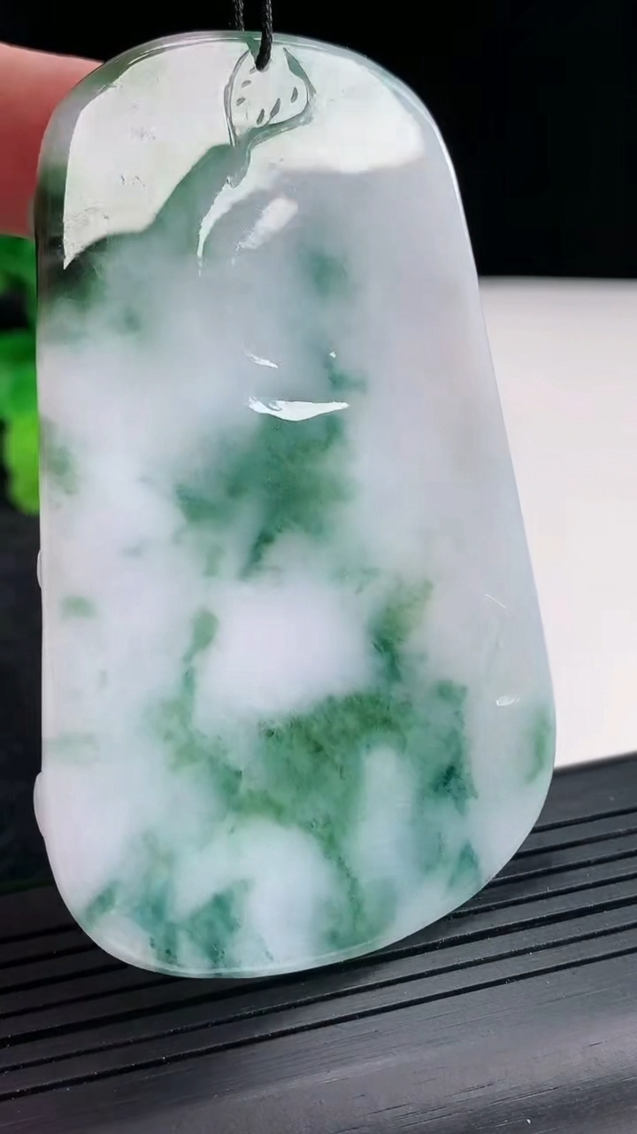 天然A货翡翠飘花一念之间吊坠，尺寸76-48.5-4.5重量:38.25g
4月20日