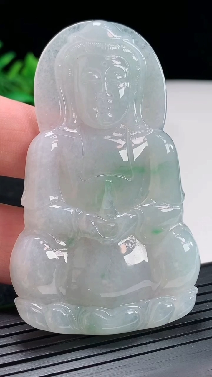 天然A货翡翠正装观音吊坠，尺寸72-44-4.6重量:31.90g
4月21日