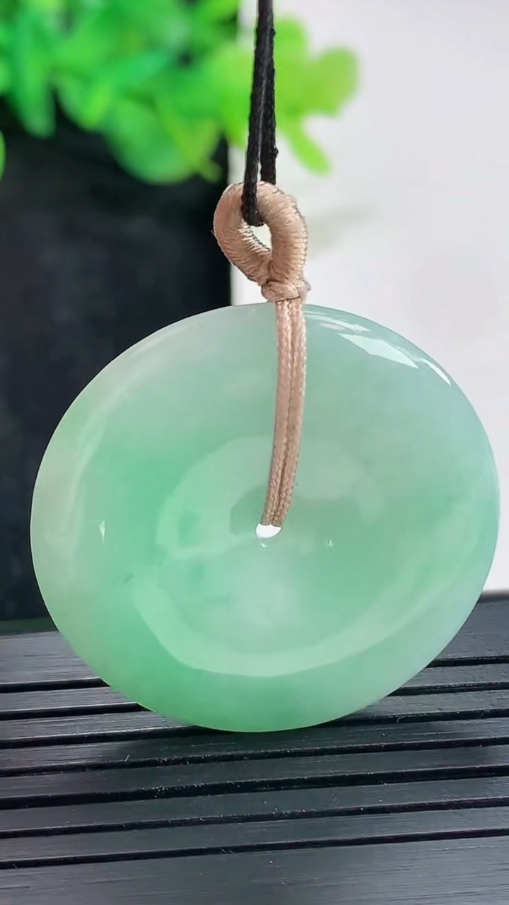 天然A货翡翠平安扣吊坠，尺寸31.5-5重量:11.09g
4月20日